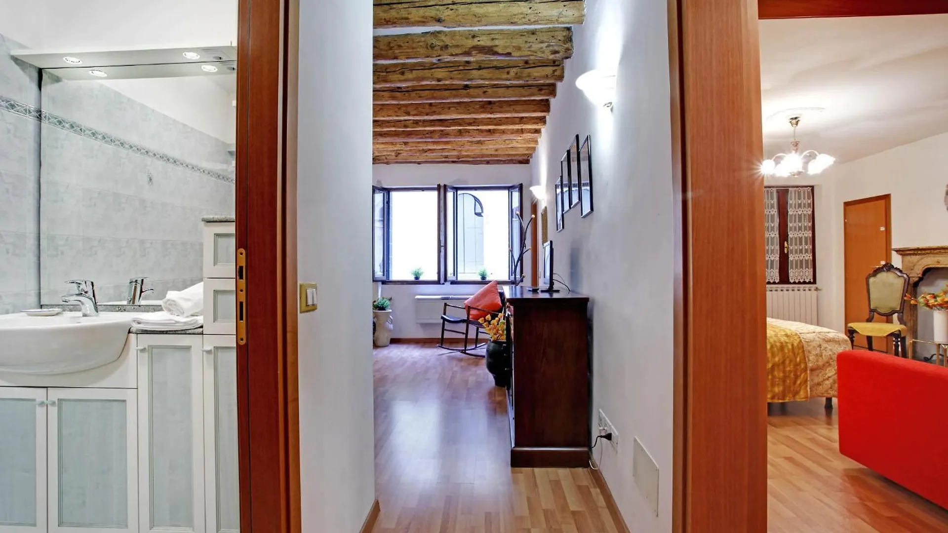 Grimaldi Apartments San Marco & Castello Венеция Италия